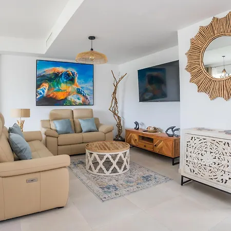 Luxurious Beachside Haven *