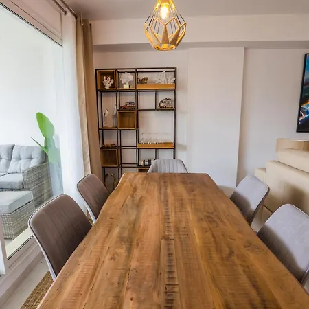 Daire Luxurious Beachside Haven *