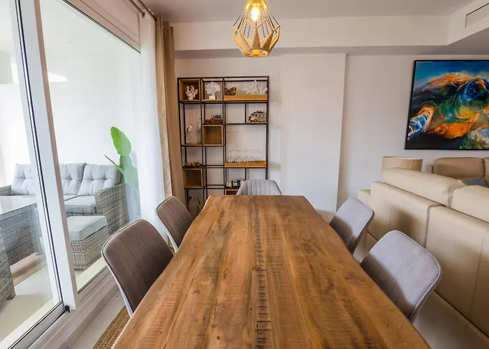 Daire Luxurious Beachside Haven *